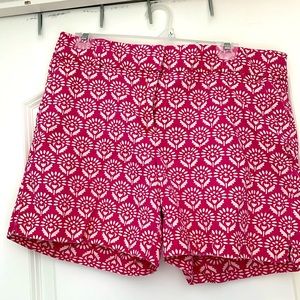 Size 8 LOFT Riviera Shorts in Bright Pink & Cream print. 5” inseam.